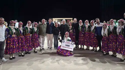 Vanlı kadınlar halk oyunlarında zirveyi zorluyor