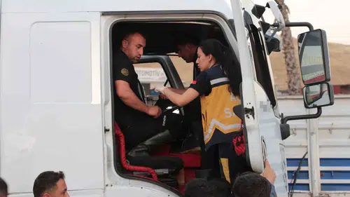 Cizre sanayi kavşağında iki tır çarpıştı