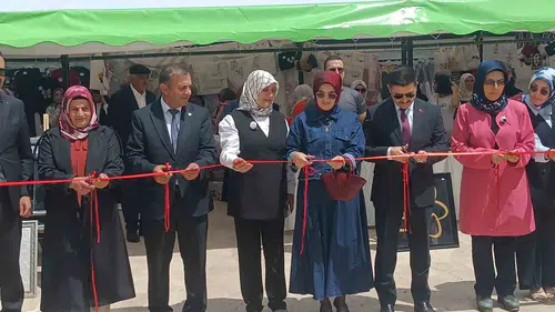 Özalp kursiyerlerinin el emeği sergisi ilçe halkını bir araya getirdi