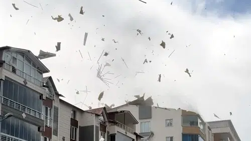 Bitlis Ahlat'ta hortum dehşeti binaların çatılarını savurdu