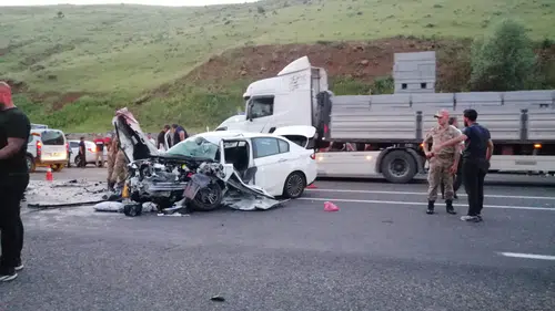 Bingöl Solhan yolunda tır ve otomobil çarpıştı