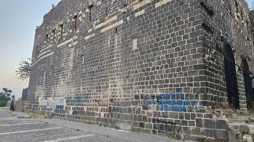 Cizre Kalesi duvarlarına sprey boyalı saldırı