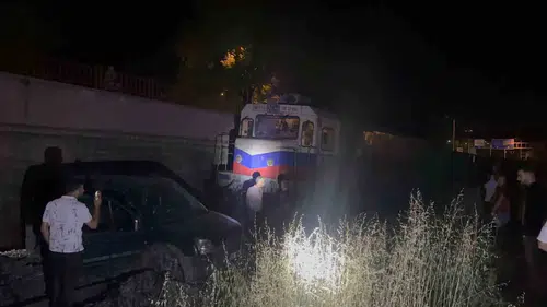 Elazığ’da tren kazası Hafif ticari araç metrelerce sürüklendi