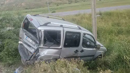 Tatvan yolunda iki otomobil çarpıştı 5 yaralı