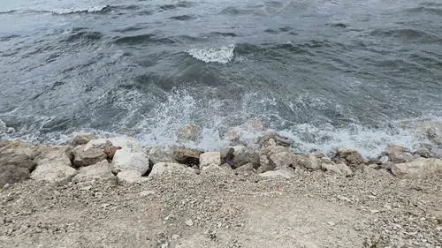Van Gölü kıyılarında rüzgarla yükselen dev dalgalar izleyenleri etkiledi
