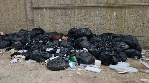 Hasköy Devlet Hastanesi çevresindeki çöp yığınları tepki topladı
