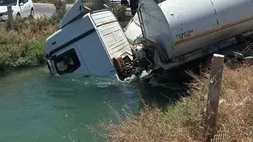 Şanlıurfa yolunda tanker ve kamyon kanala uçtu
