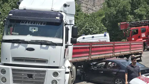 Çukurca yolunda otomobil tıra çarptı