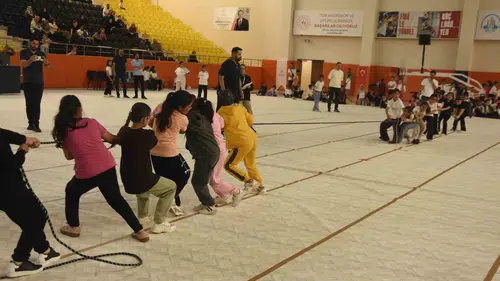 Bitlisli çocuklar ekranı bırakıp geleneksel oyunlara döndü
