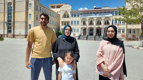 43 yaşındaki anne çocuklarıyla aynı sınav sırasında ter döktü