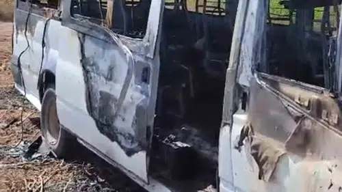 Ceylanpınar'da park halindeki minibüs yanarak hurdaya döndü