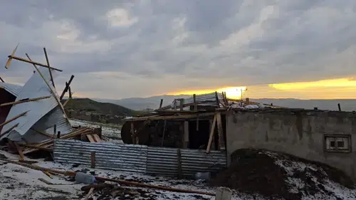 Ağrı Diyadin’de fırtına bir evin çatısını yerinden söktü
