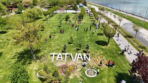 Tatvanlı çocuklar Van Gölü kıyısını temizledi