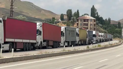 Esendere Sınır Kapısı'nda 5 kilometrelik tır kuyruğu oluştu