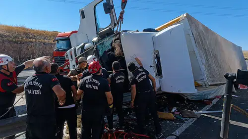 Şanlıurfa yolunda TIR devrildi şoför yaşam mücadelesi veriyor
