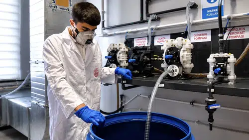Ağrılı öğrenciler okul laboratuvarında hem üretiyor hem harçlığını çıkarıyor