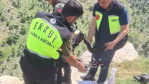 Siirt’te sarp kayalıklarda mahsur kalan keçi sekiz gün sonra kurtarıldı