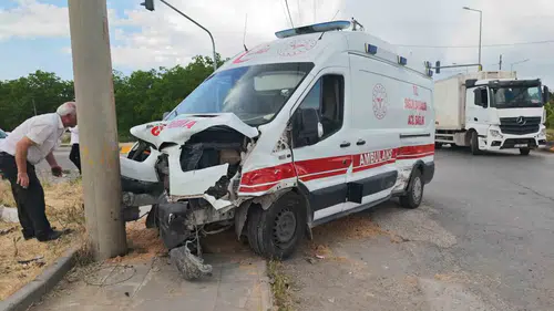 Bitlis Ahlat yolunda ambulans ve otomobil çarpıştı