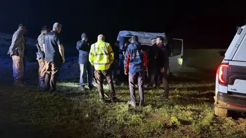 Hakkari'de dağ yolunda mahsur kalan 8 kişiyi ekipler kurtardı