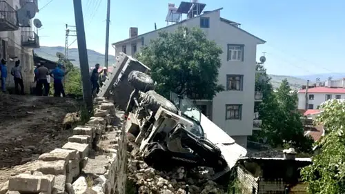Çemişgezek'te doğalgaz çalışması yapan kepçe devrildi