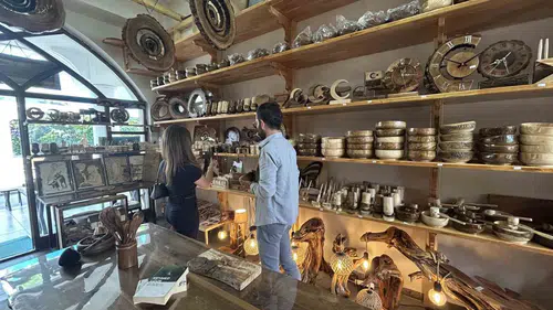 Vanlı ustalar ömrünü tamamlamış ceviz ağaçlarına yeniden hayat veriyor