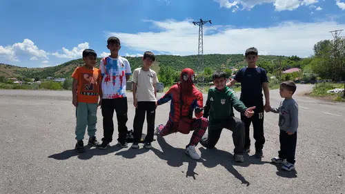 Bingöl’ün köy yollarında bir Örümcek Adam