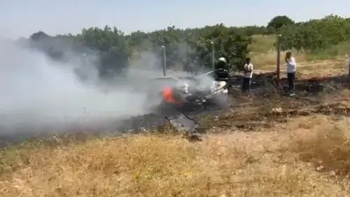 Şanlıurfa’da kaza yapan araç alev alınca paraları kurtarma telaşı başladı