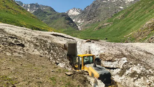 Yüksekova'da altı metrelik karda zorlu yol mesaisi