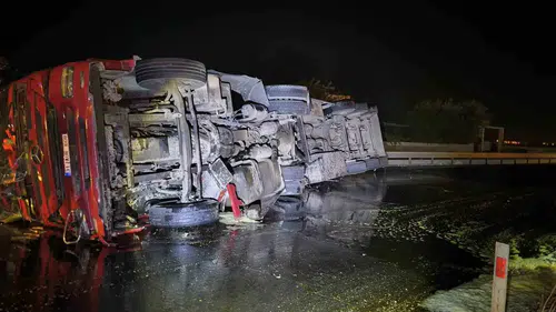 Nusaybin yolunda yağ yüklü araç devrildi