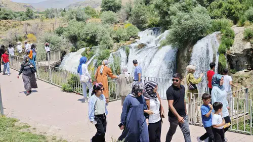 Van Muradiye Şelalesi coşkulu akışıyla turistleri kendine çekiyor