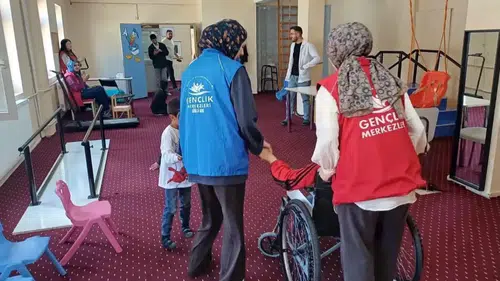 Ağrı'da gençler özel gereksinimli çocuklarla gün boyu eğlendi