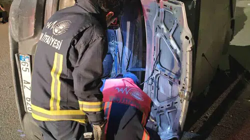 Van Edremit yolunda hafif ticari araç devrildi