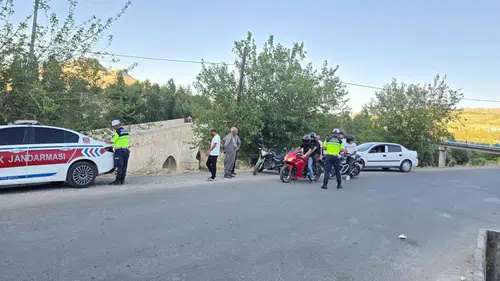 Diyarbakır Çermik yolunda jandarma ekipleri sürücüleri durdurdu
