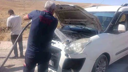 Siirt çevre yolunda seyir halindeki otomobilde yangın paniği yaşandı