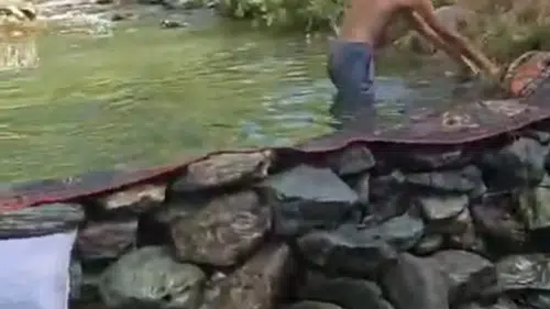 Elazığlı köy sakinleri bunaltıcı sıcaklara karşı dereyi doğal havuza dönüştürdü