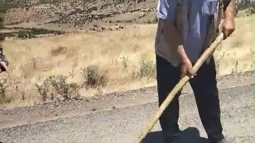 Çermik sakinleri kendi imkanlarıyla yollarındaki derin çukurları kapattı
