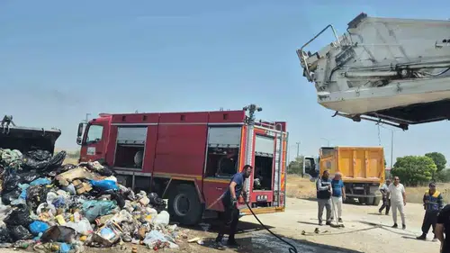 Tuşba ilçesinde seyir halindeki belediye çöp kamyonu alev aldı