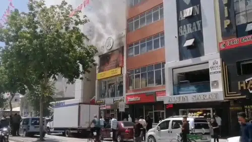 Van Cumhuriyet Caddesindeki bir eğlence mekanında çıkan yangın paniğe yol açtı