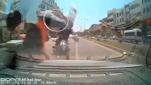 Şanlıurfa'da motosikletin otomobile arkadan çarptığı anlar güvenlik kamerasına yansıdı