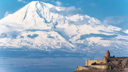 Ağrı, doğa ve sağlık turizmiyle yıl boyu ziyaretçi çekiyor. Bölge, sunduğu tarihi ve doğal güzelliklerle turistlerin uğrak noktası haline geldi.