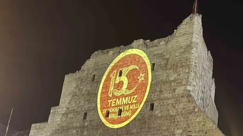 Birecik Kalesi 15 Temmuz anması için dev görsellerle aydınlatıldı