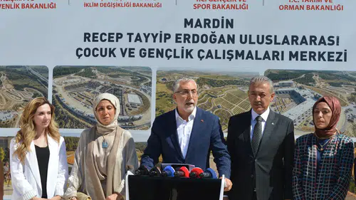 Bakan Işıkhan Mardinli gençlerin geleceği için dev merkezi ziyaret etti