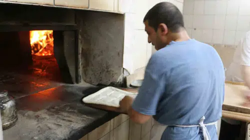 Diyarbakır fırınlarında 60 dereceyi bulan zorlu ekmek mesaisi