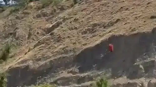 Elazığ Keban’da dağlık alanda başlayan yangın havadan müdahale ile kontrol altına alınıyor