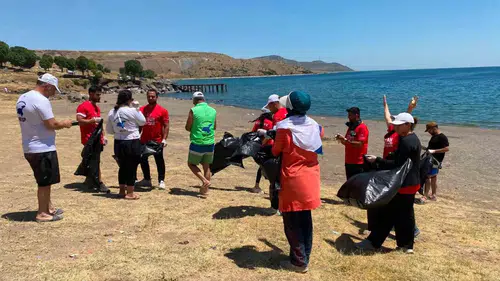 Tatvanda 15 Temmuz anması sonrası Van Gölü kıyısında temizlik yapıldı