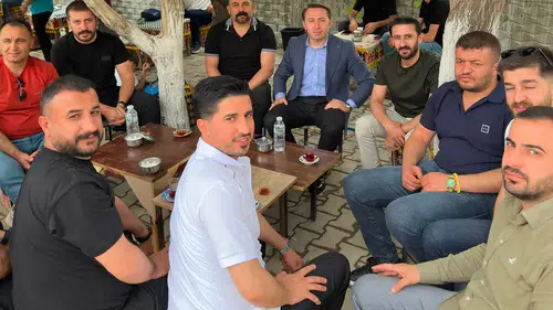 Yüksekovalılar makam kapısını sokağa taşıyan kaymakamlarını bağrına bastı
