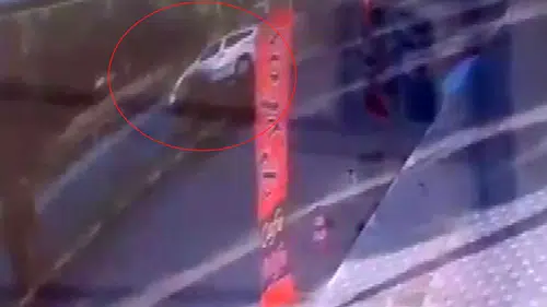 Şanlıurfa Birecik’te kontrolden çıkan araç ağaca çarparak durabildi