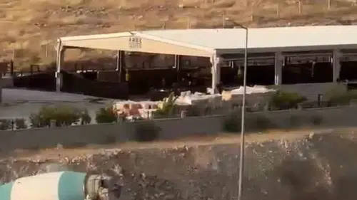Şanlıurfa'da alev alan otomobili beton mikseri kurtardı