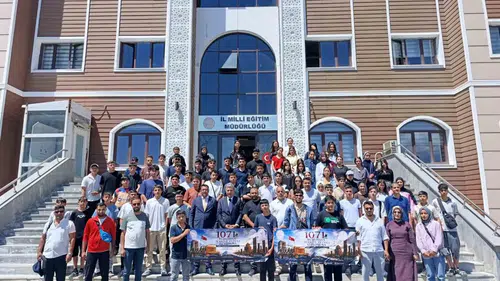 Ağrılı öğrenciler tarihi durakları ziyaret ederek şehre döndü