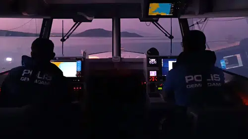 Van Gölünde sürüklenen 7 kişi deniz polisinin müdahalesiyle kurtarıldı